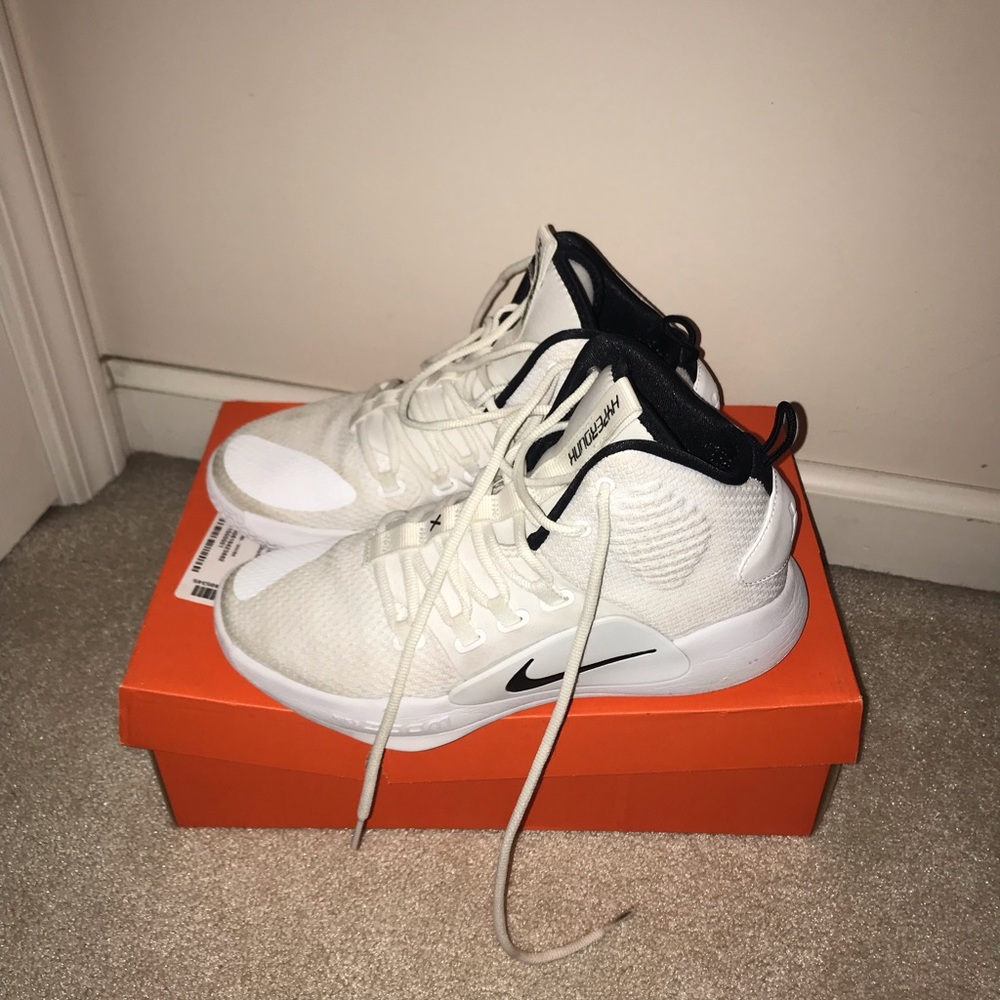 Basketball shoes